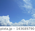 青空を登っていく白い雲 143689790