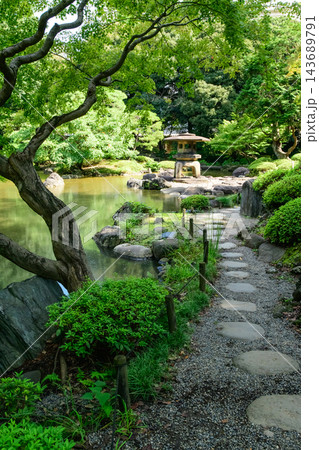 初秋の旧古河庭園 心字池脇 散策路と雪見灯籠 東京都 初秋の旧古河庭園 心字池脇 散策路と雪見灯籠 東京都 143689791