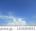 青い空と形を変えていく白い雲 143689891
