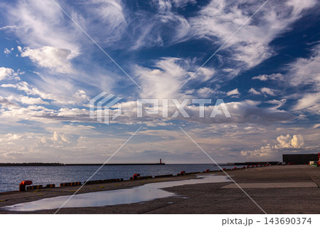 屋久島の夕景　宮之浦新港の絶景(夏 143690374