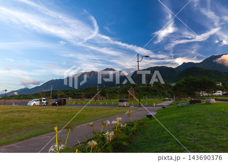 屋久島の夕景　宮之浦新港の絶景(夏 143690376