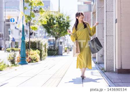 街中を歩く若い女性 街中を歩く若い女性 143690534