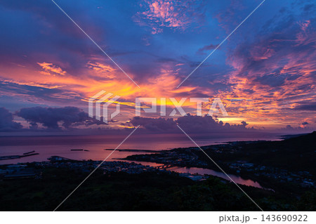 屋久島の朝景　屋久島灯台とダルマ夕日(夏 143690922
