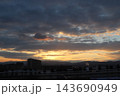 曇り空の中の夕日 143690949
