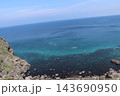 岩場に囲まれた青い海 143690950