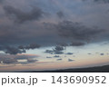 雲の隙間から見える空 143690952