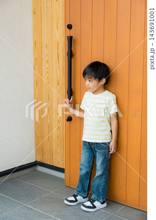 家の前に立つ男の子 家の前に立つ男の子 143691001