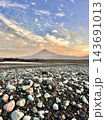 富士海岸から見る朝色の富士山 143691013