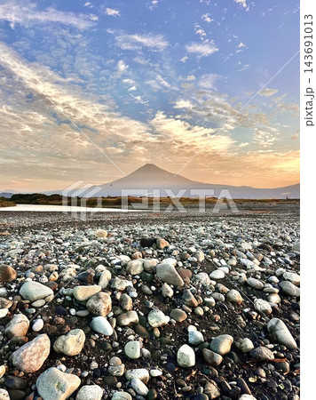 富士海岸から見る朝色の富士山 富士海岸から見る朝色の富士山 143691013