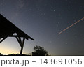 飛行機が飛ぶ星空 143691056