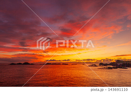 屋久島の朝焼け 小瀬田海岸の絶景(夏 屋久島の朝焼け 小瀬田海岸の絶景(夏 143691110