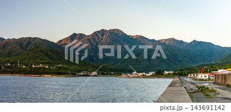 屋久島の朝景　パノラマ　モルゲンロート(夏 143691142