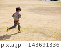 公園で元気に走り回る男の子 143691336
