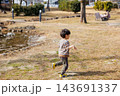 公園で元気に走り回る男の子 143691337