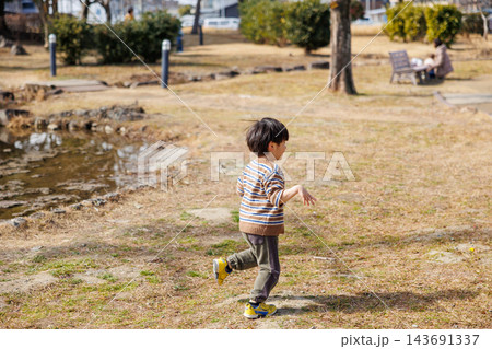 公園で元気に走り回る男の子 公園で元気に走り回る男の子 143691337