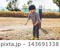 公園で元気に走り回る男の子 143691338