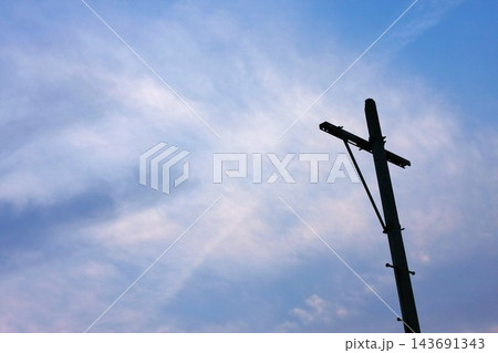 雲のある青空と電柱 143691343