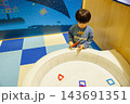 室内で知育玩具に夢中になる男の子 143691351