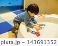 室内で知育玩具に夢中になる男の子 143691352