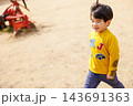 公園で元気いっぱいに遊ぶ男の子 143691363