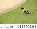 公園で元気いっぱいに遊ぶ男の子 143691364