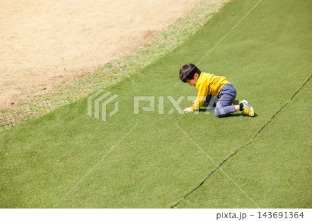 公園で元気いっぱいに遊ぶ男の子 公園で元気いっぱいに遊ぶ男の子 143691364