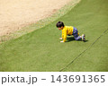 公園で元気いっぱいに遊ぶ男の子 143691365