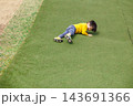 公園で元気いっぱいに遊ぶ男の子 143691366
