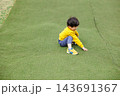 公園で元気いっぱいに遊ぶ男の子 143691367