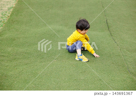 公園で元気いっぱいに遊ぶ男の子 公園で元気いっぱいに遊ぶ男の子 143691367
