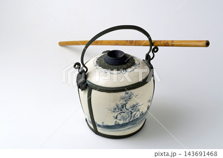中国またはベトナムで作られた喫煙具で水たばこ壺のレプリカ 中国またはベトナムで作られた喫煙具で水たばこ壺のレプリカ 143691468