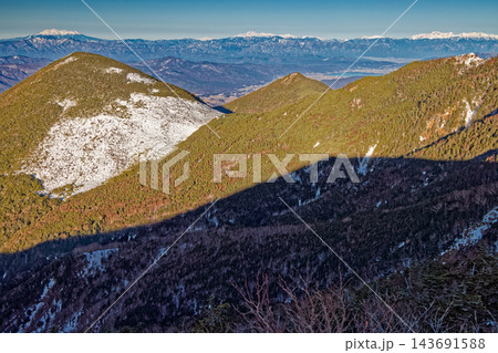 冬の八ヶ岳連峰・三ツ頭から見る編笠山と御嶽・乗鞍岳・槍・穂高連峰 冬の八ヶ岳連峰・三ツ頭から見る編笠山と御嶽・乗鞍岳・槍・穂高連峰 143691588