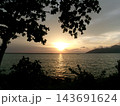 南国の海に沈む夕焼け 143691624