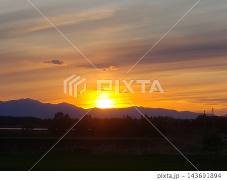 山に沈む夕日 山に沈む夕日 143691894