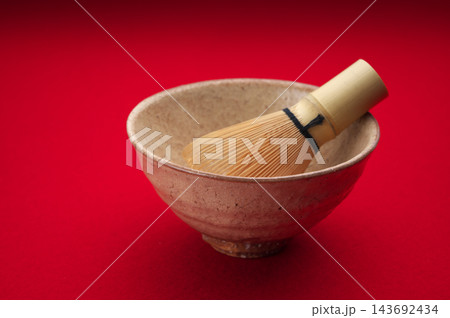 抹茶茶碗と茶筅 143692434