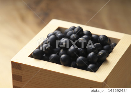 升に盛った黒豆 升に盛った黒豆 143692484