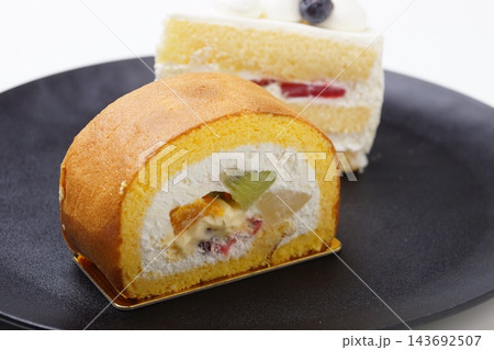 フルーツロールケーキ イチゴショート フルーツロールケーキ イチゴショート 143692507