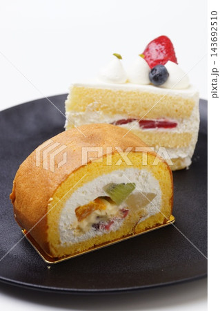 フルーツロールケーキ イチゴショート フルーツロールケーキ イチゴショート 143692510