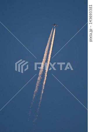 夕暮れ時の空を飛ぶエアバスA350と飛行機雲 夕暮れ時の空を飛ぶエアバスA350と飛行機雲 143693381