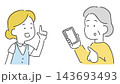 スマートフォンの説明を聞く高齢の女性のイラスト 143693493