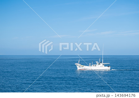 出航する小型漁船　沖縄県宜野湾漁港 143694176