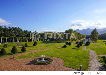 展望ラウンジから見るサンクガーデンとカナール・前田森林公園 143694282