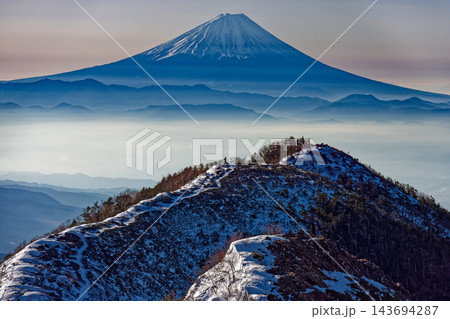 冬の八ヶ岳連峰・権現岳への登りから見る三ツ頭と富士山 冬の八ヶ岳連峰・権現岳への登りから見る三ツ頭と富士山 143694287