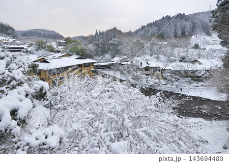 熊本県　雪の積もった黒川温泉 143694480
