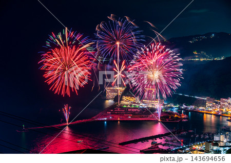 【静岡県】熱海100万ドルの夜景と海上花火大会 【静岡県】熱海100万ドルの夜景と海上花火大会 143694656