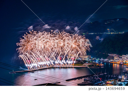 【静岡県】熱海100万ドルの夜景と海上花火大会 【静岡県】熱海100万ドルの夜景と海上花火大会 143694659