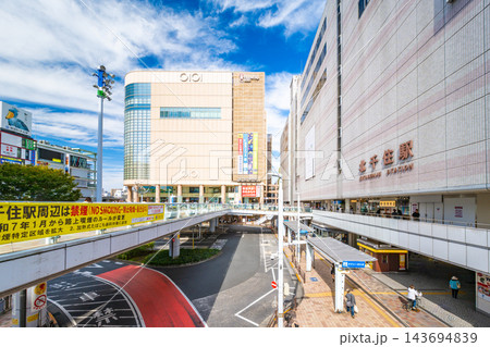 東京・北千住駅：青空が広がる駅前ペデストリアンデッキと北千住マルイ周辺の街並み 143694839