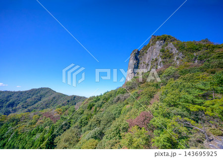 群馬県の子持山 展望岩から望む獅子岩の絶景 群馬県の子持山 展望岩から望む獅子岩の絶景 143695925