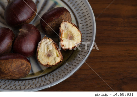 秋の味覚の、美味しそうな栗 秋の味覚の、美味しそうな栗 143695931
