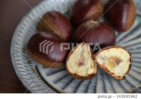 秋の味覚の、美味しそうな栗 秋の味覚の、美味しそうな栗 143695962